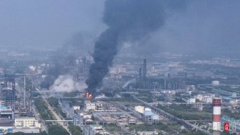 航拍上海石化化工部爆炸现场 正实施保护性燃